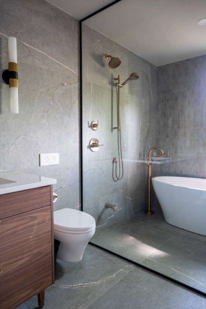 a bathroom with a tub, toilet and sink